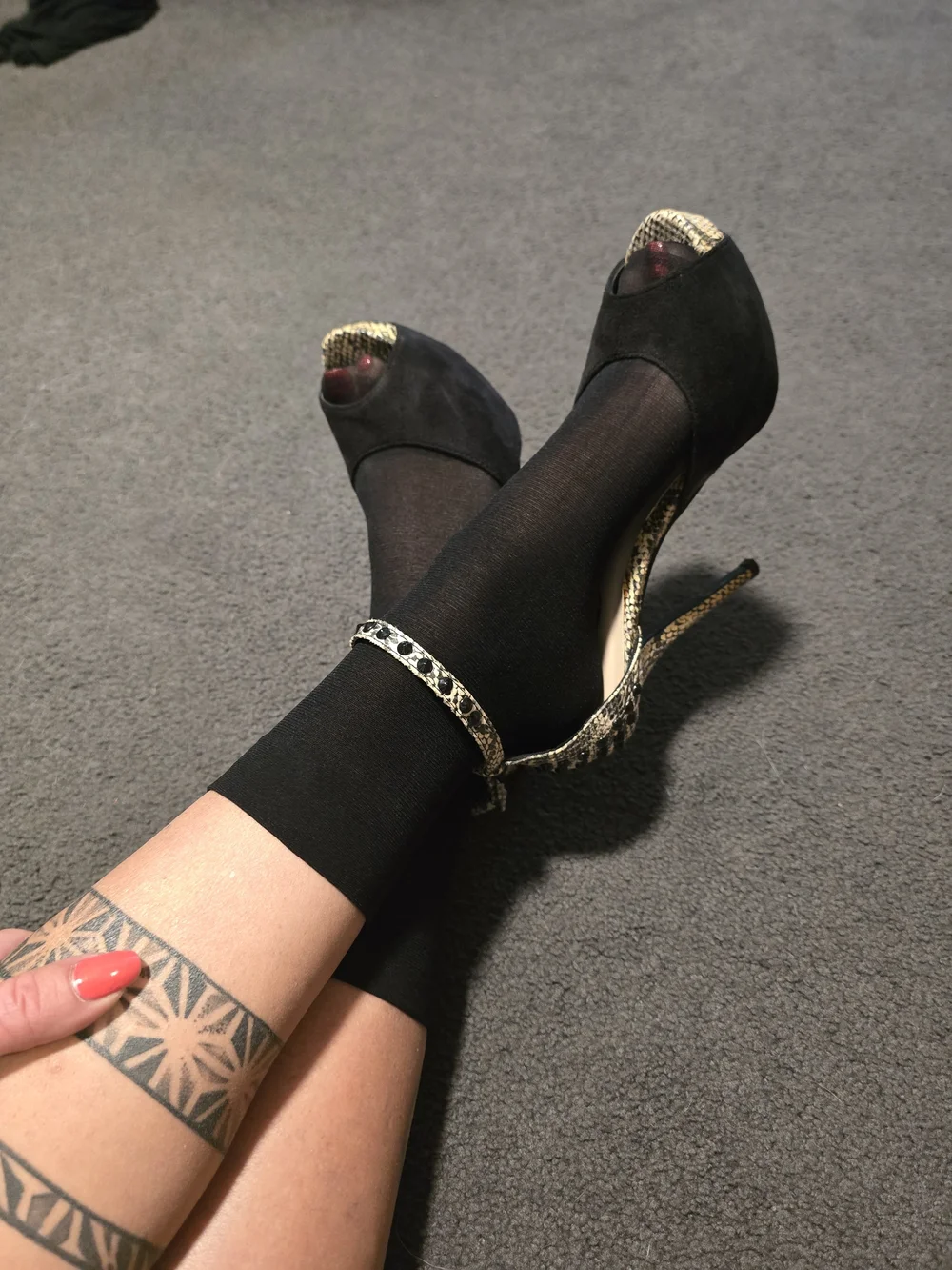 Women’s Black Sheer Knee-High Socks – Lightweight Everyday Comfort